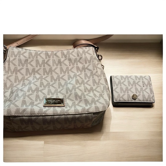 🦋Michael Kors Cream Crossbody Bag with Monogram Pattern and Wallet included GUC - Picture 1 of 7